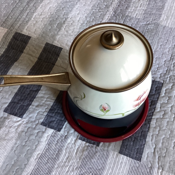 VINTAGE ‘CHEF MATES’ ENAMELED FONDUE SET WITH SOLID BRASS HANDLE & KNOB - Picture 2 of 15